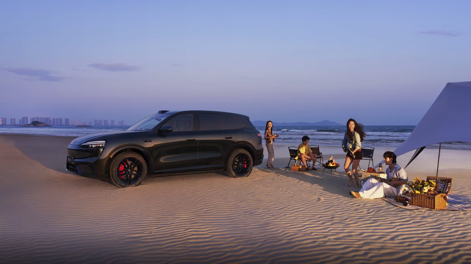 AITO M6 EV 2026 — экстерьер, side lifestyle beach, рынок AITO M6 official family media / EV and EREV visual reference