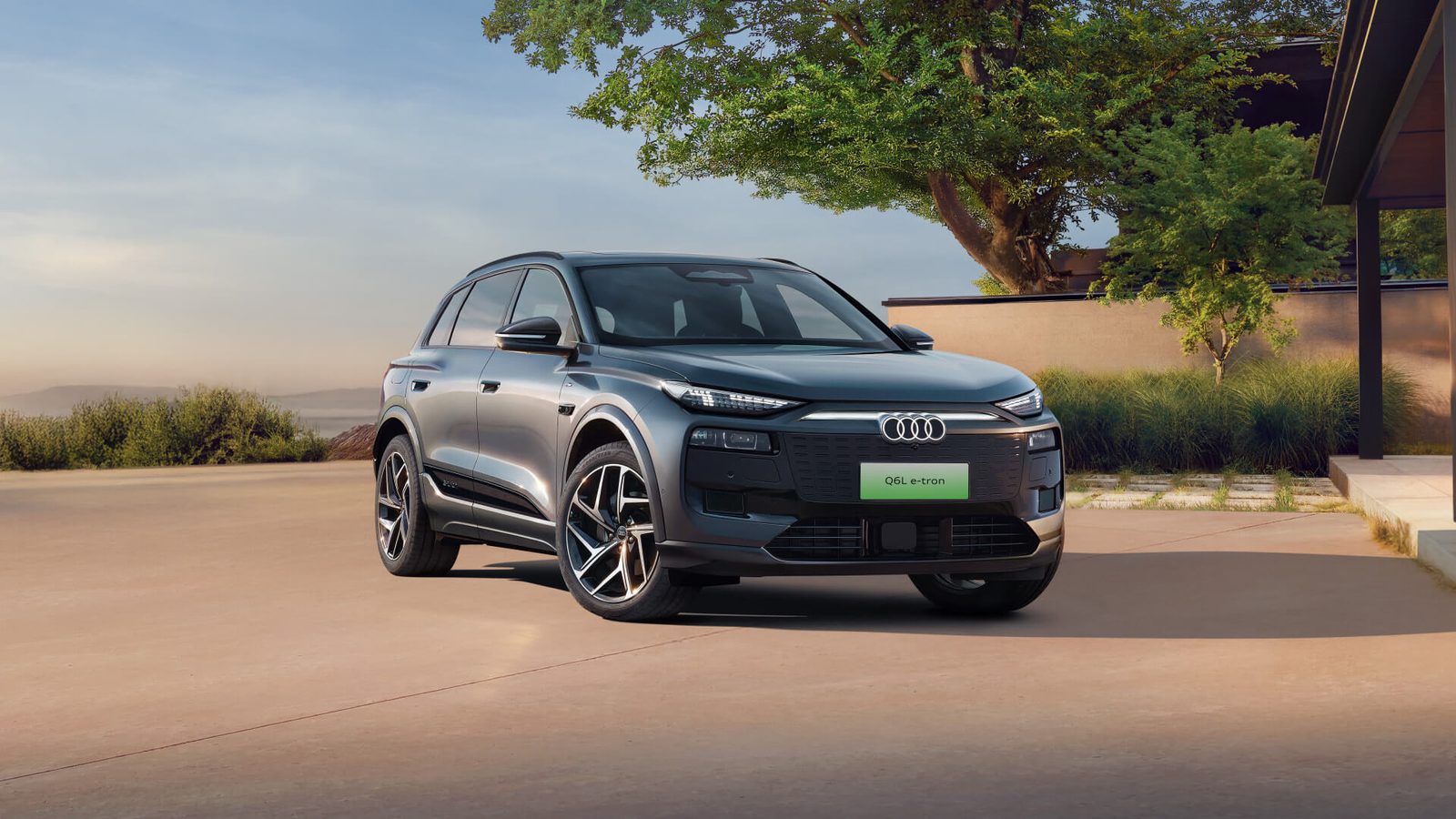 Audi Q6L e-tron China 2025 — главное фото модели, экстерьер, вид спереди 3/4, рынок China