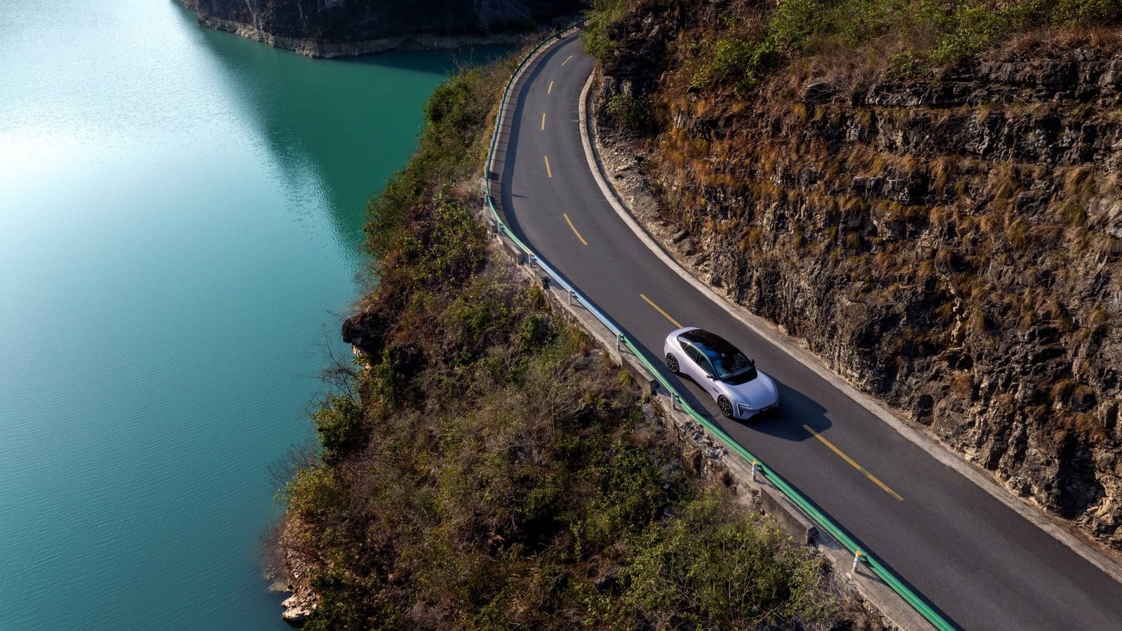 Avatr 06 EREV 2025 — экстерьер, road top, рынок China/import