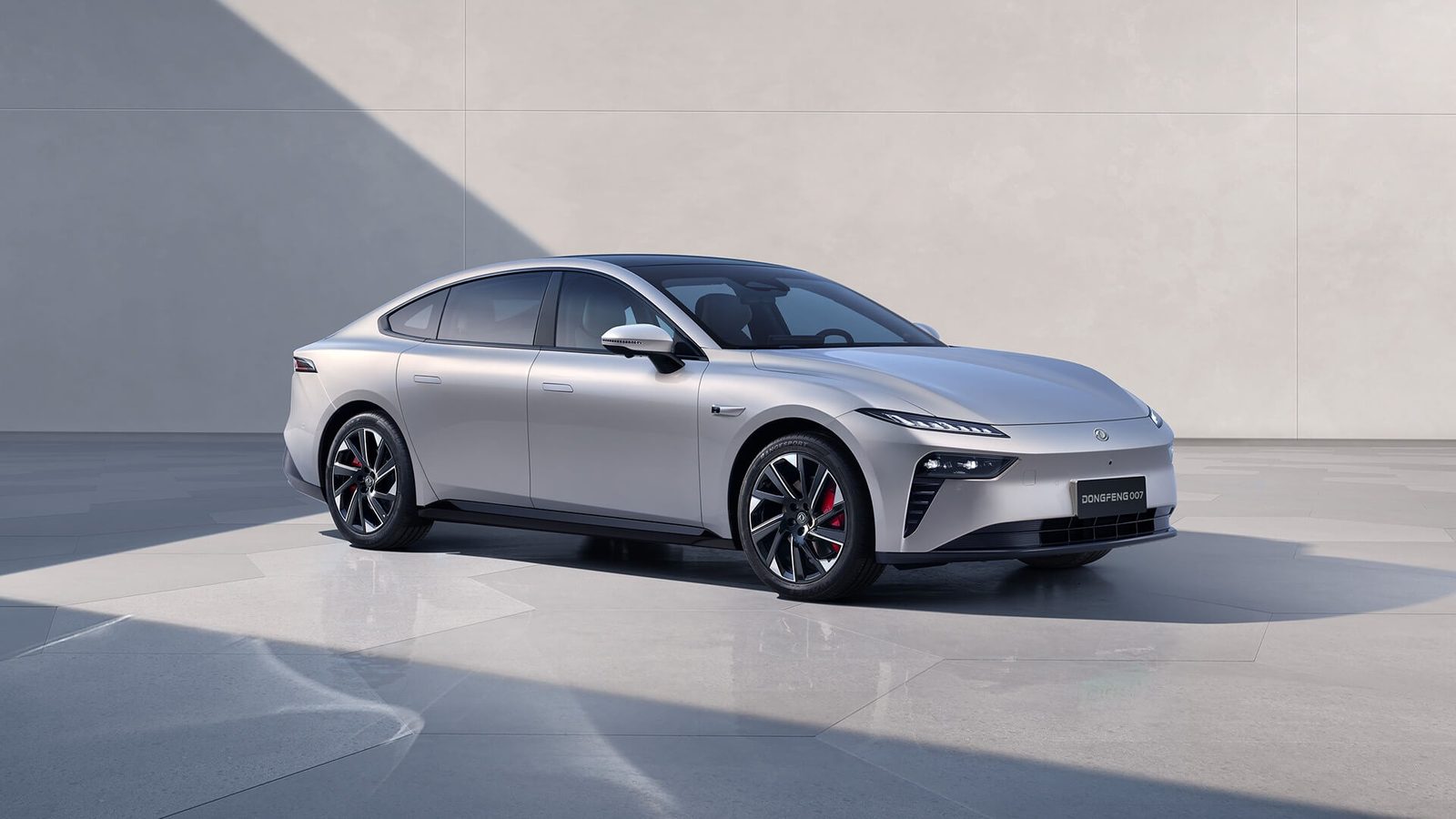 Dongfeng eπ 007 EV 2026 — экстерьер, front 3q studio, рынок China / export official