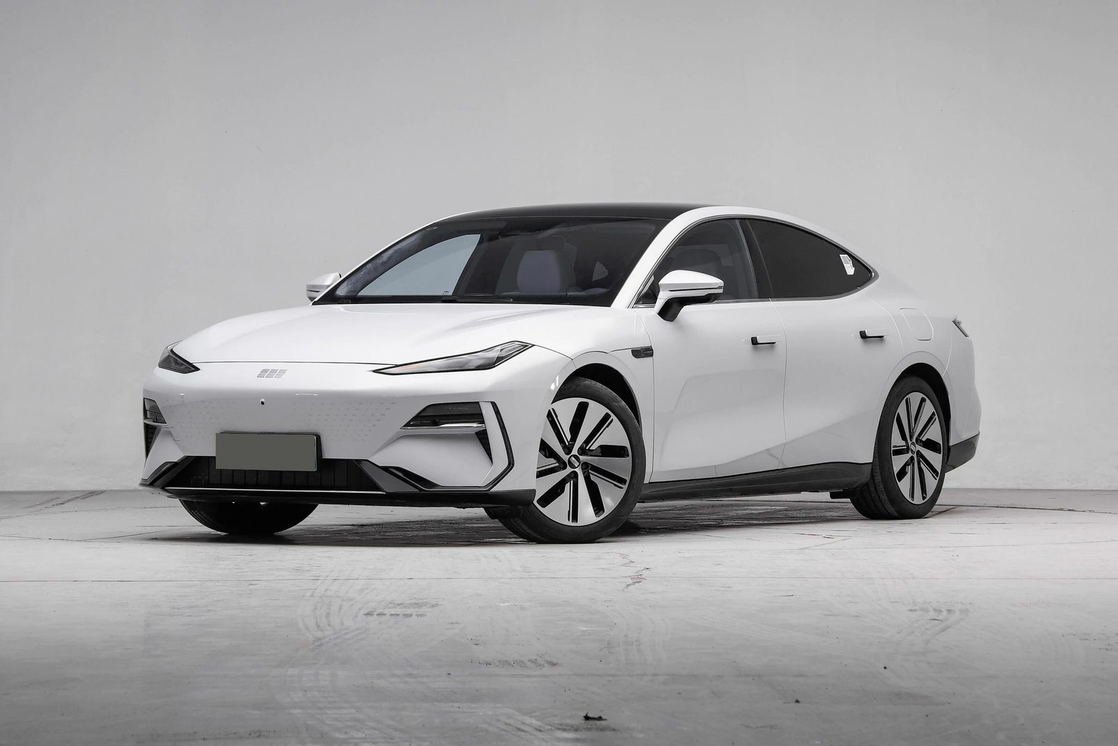 Geely Galaxy E8 EV 2025 — главное фото модели, экстерьер, вид спереди 3/4, рынок internal_mvp