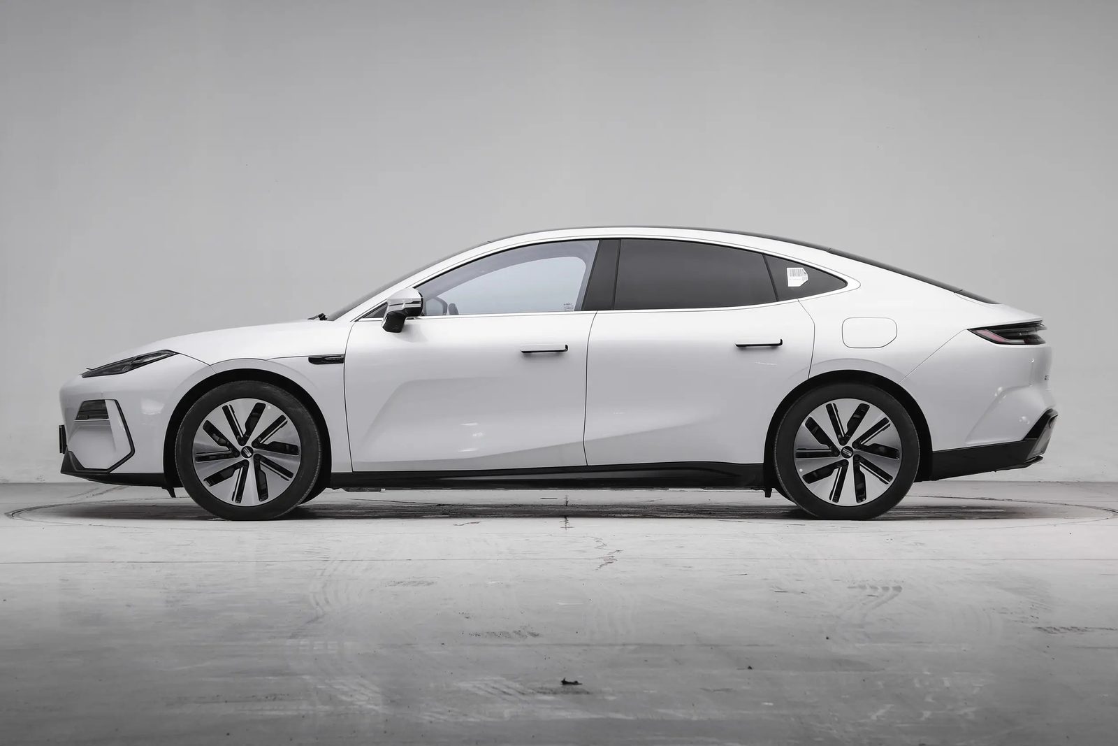 Geely Galaxy E8 EV 2025 — экстерьер, вид сбоку, рынок internal_mvp