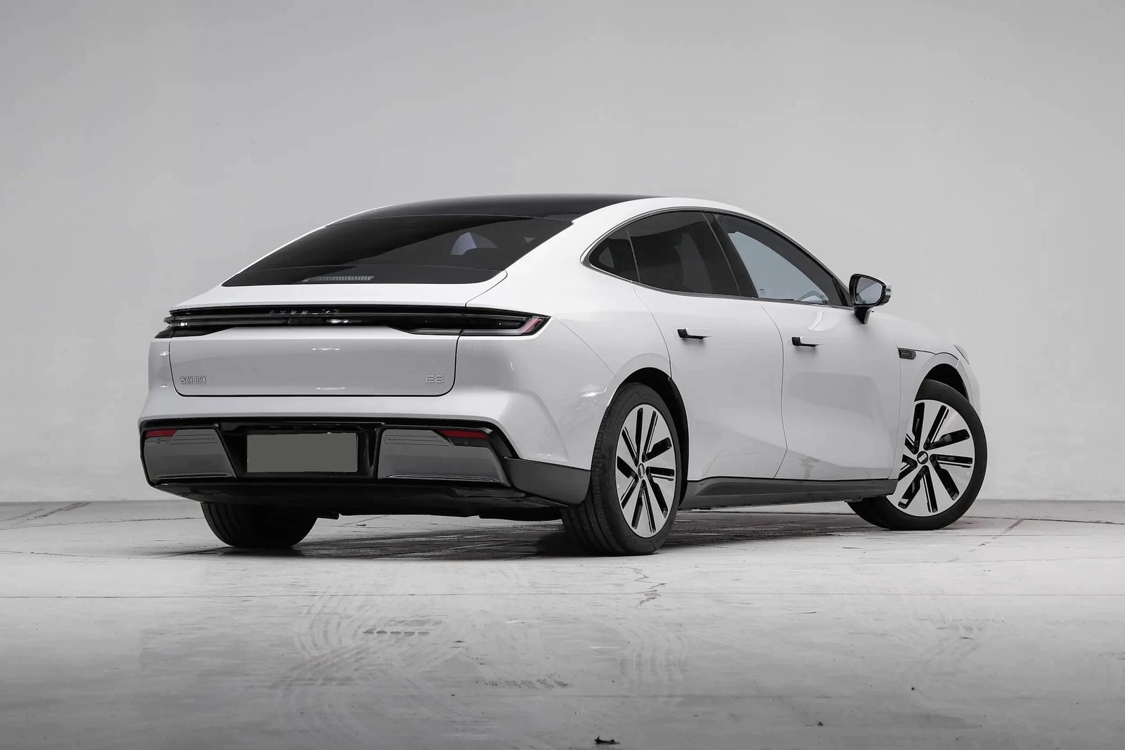 Geely Galaxy E8 EV 2025 — экстерьер, вид сзади 3/4, рынок internal_mvp