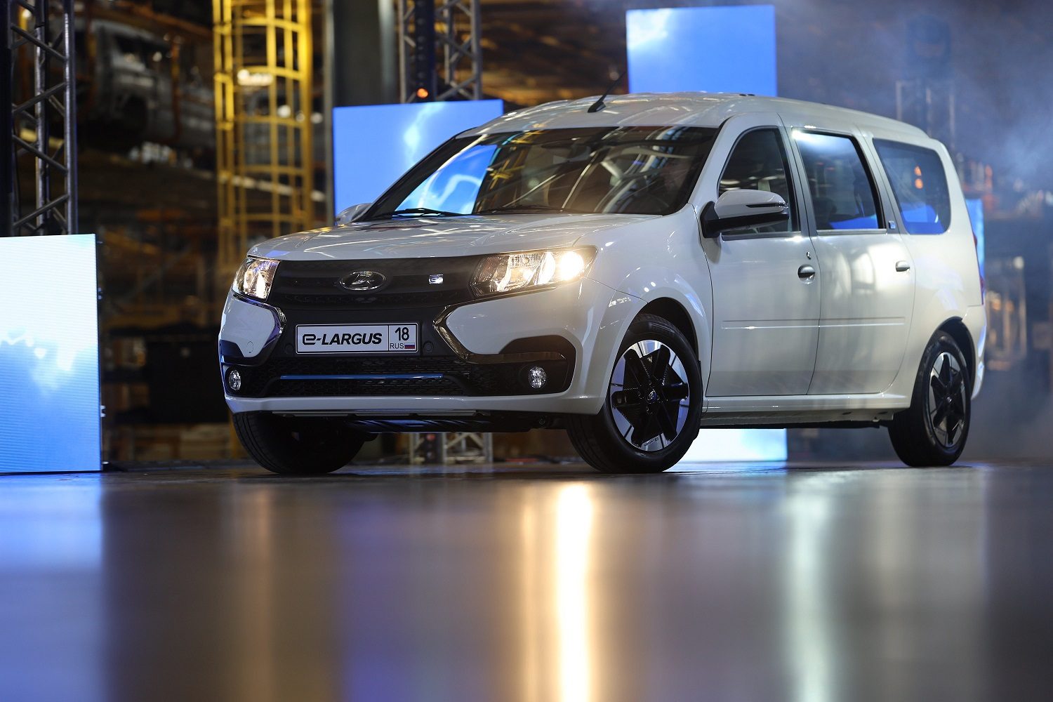 LADA e-Largus Passenger — фото модели