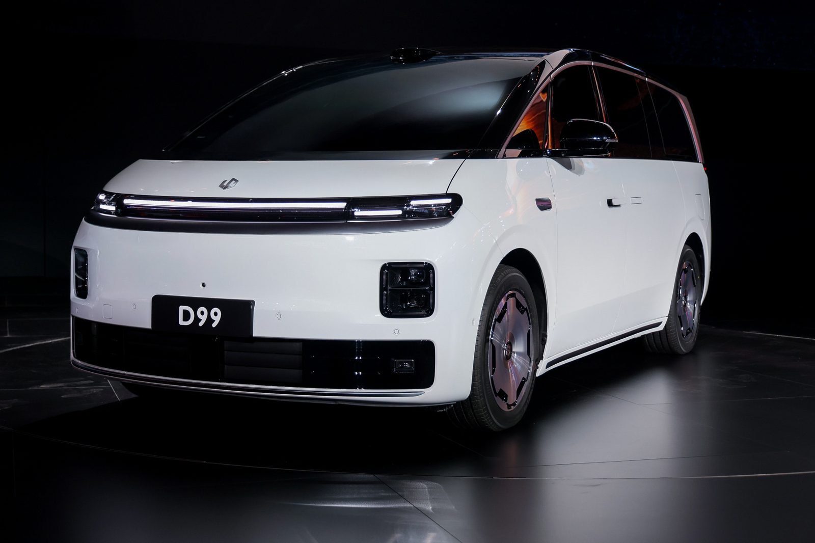 Leapmotor D99 MPV 2025 — главное фото модели, экстерьер, вид спереди 3/4, рынок internal_mvp