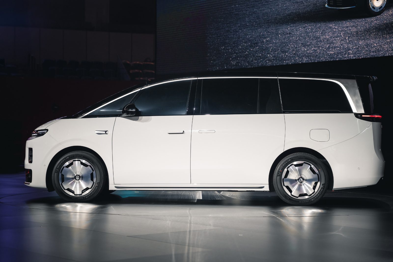Leapmotor D99 MPV 2025 — экстерьер, side profile show, рынок internal_mvp