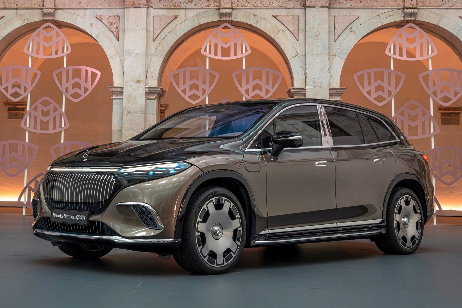Mercedes-Benz Maybach EQS SUV — фото модели