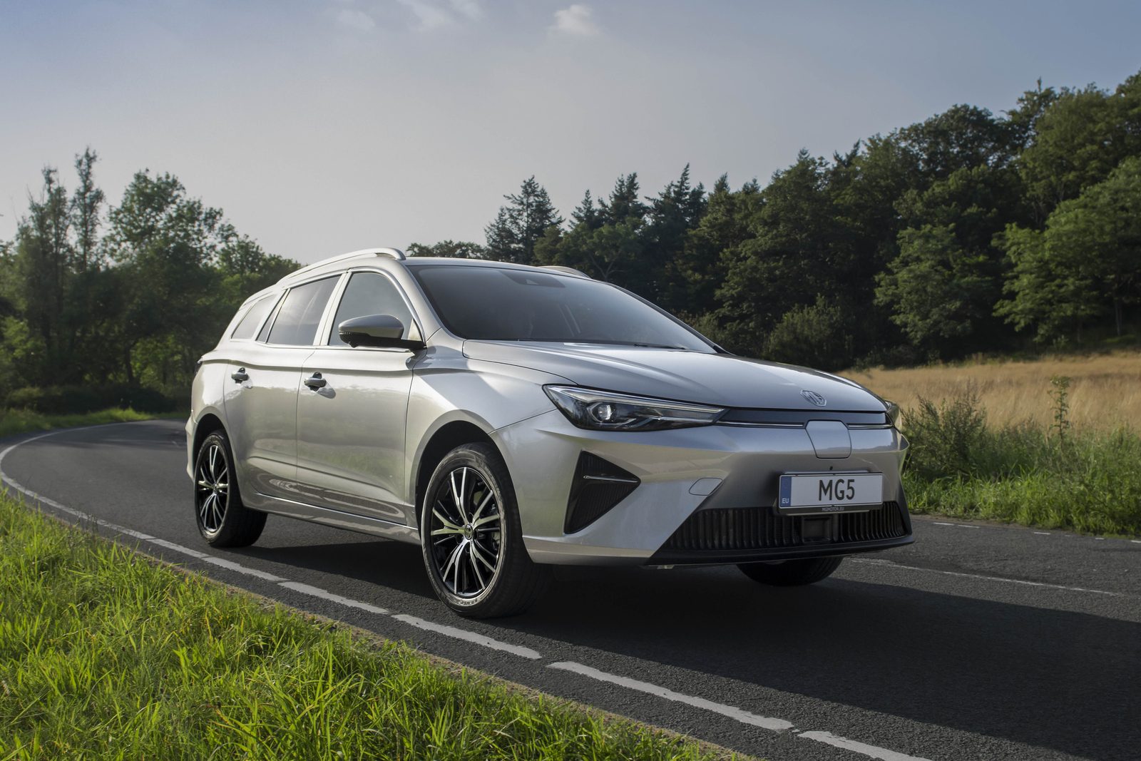 MG5 Electric 2022 — экстерьер, front 3q grass driving, рынок Europe / MG5 Electric wagon press reference