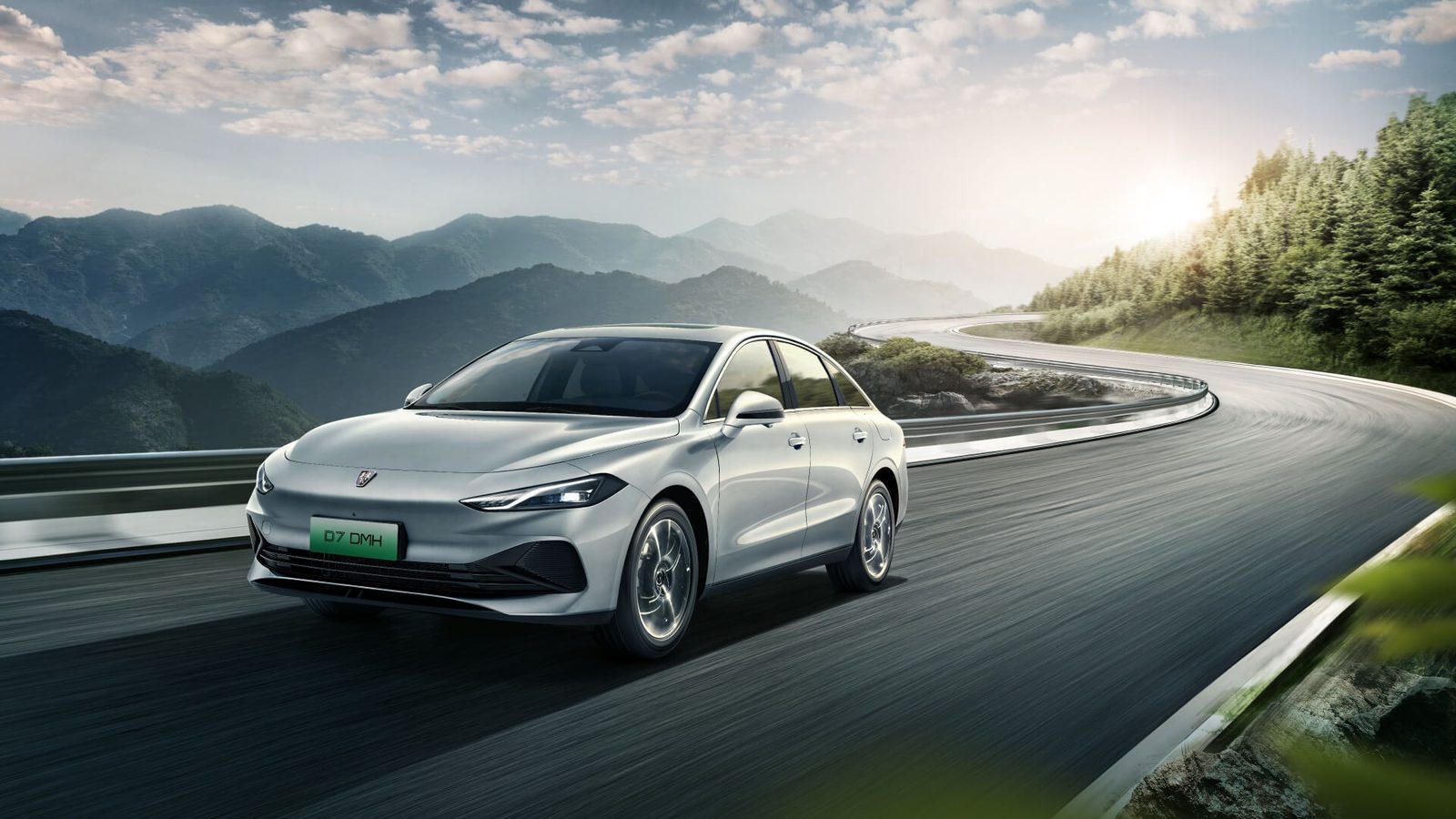 Roewe D7 DMH 2025 — экстерьер, вид спереди 3/4, рынок China