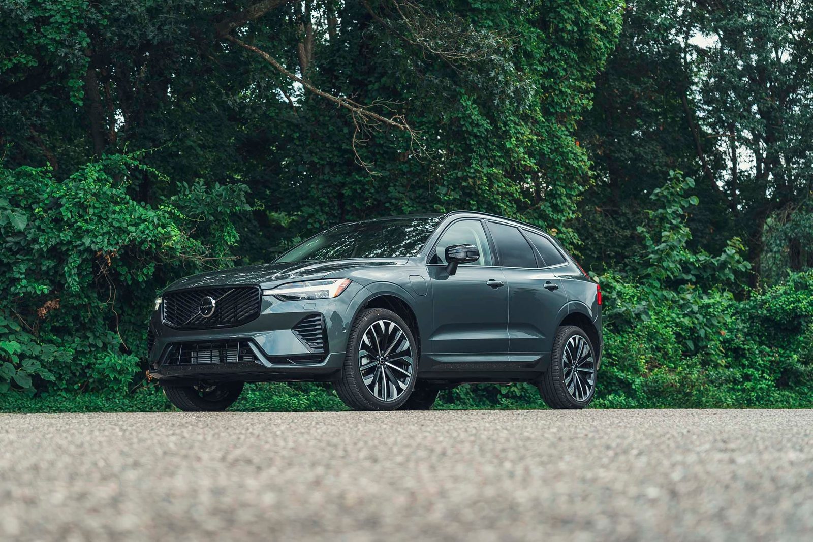 Volvo XC60 T8 China 2026 — главное фото модели, экстерьер, вид спереди 3/4, рынок editorial reference for China T8