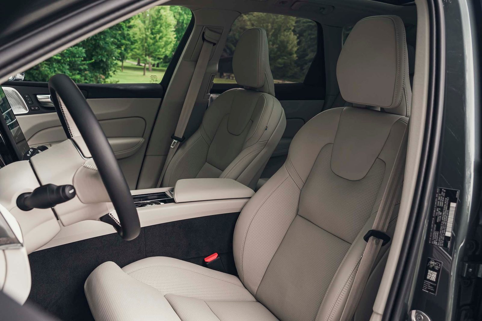 Volvo XC60 T8 China 2026 — интерьер, передние сиденья, рынок editorial reference for China T8