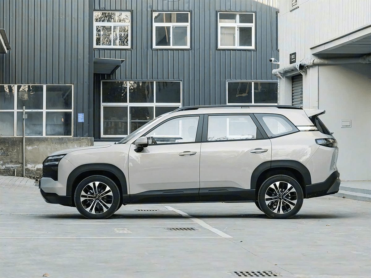 Wuling Starlight 560 PHEV 2026 — экстерьер, вид сбоку, рынок China/export_reference